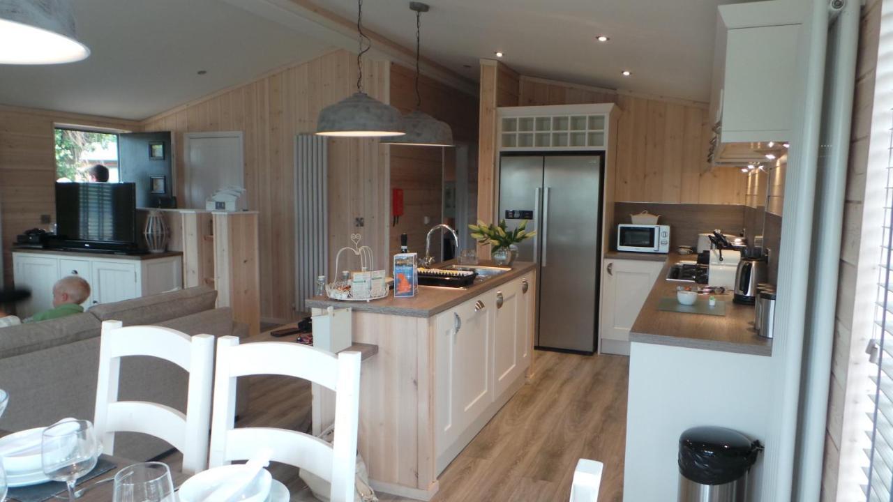 7 The Oaks Apartment Норт Уолшам Екстериор снимка